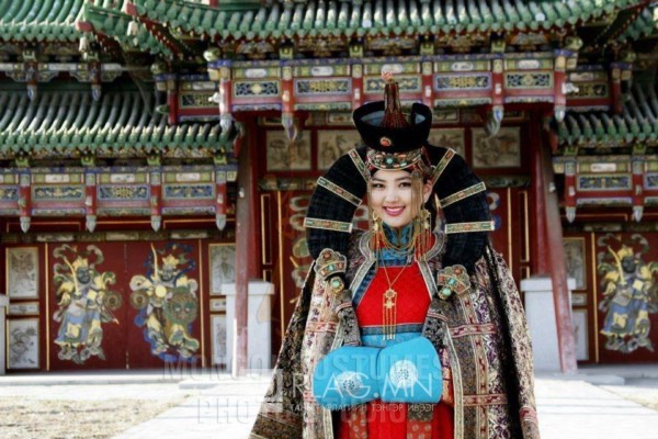 Мисс, загвар өмсөгч И.Төгсөөгийн үндэсний хувцастай үзэсгэлэнт зурагнууд